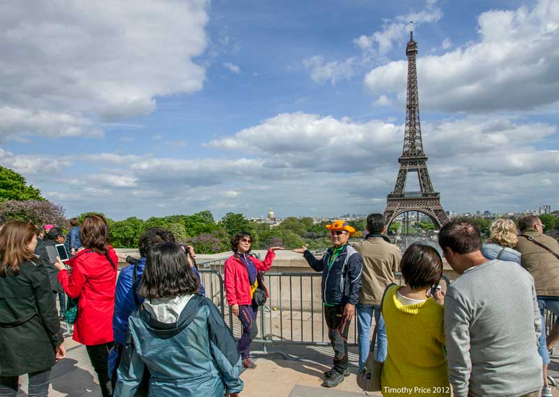 TouirstsAtEiffel